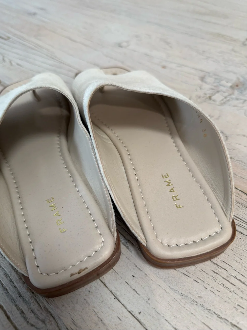 Frame Le Hewitt slide Sandals cream size 36